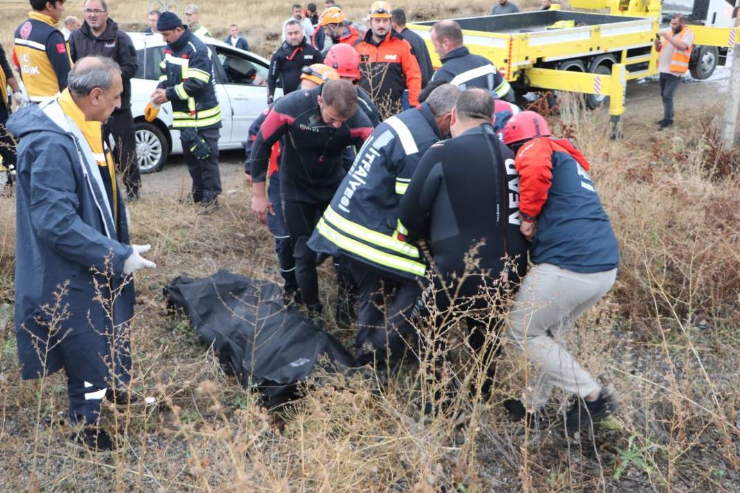 Üniversite kaydı yolunda yürek yakan kaza! Anne-baba öldü, kızları yüzerek kurtuldu 5