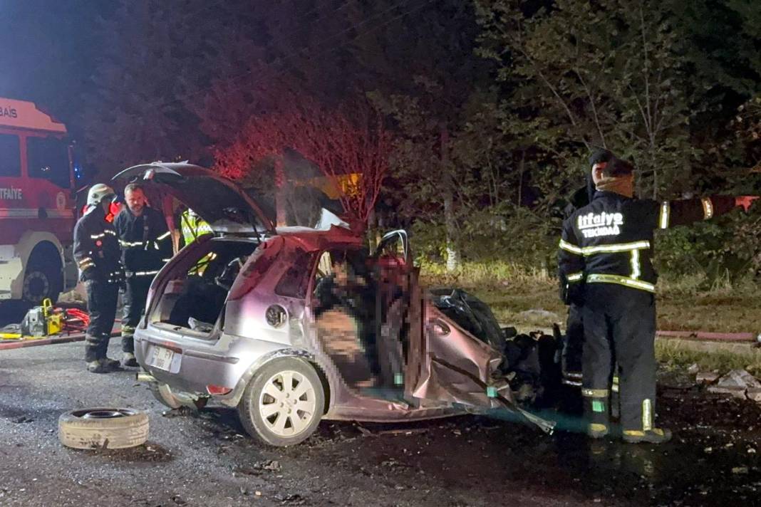 İş makinesine çarpan otomobil alev aldı: 5 ölü 1