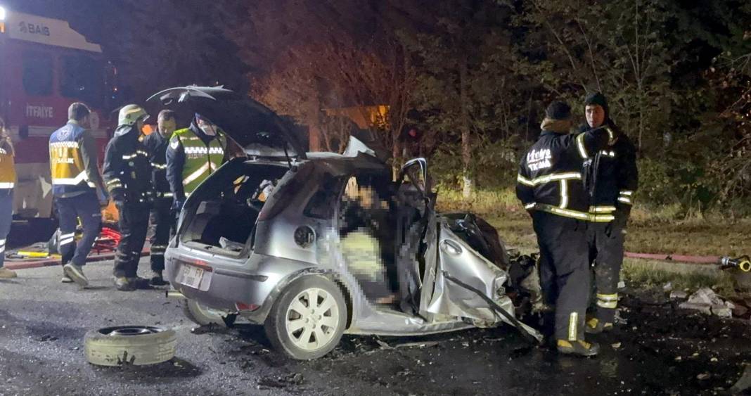 İş makinesine çarpan otomobil alev aldı: 5 ölü 7