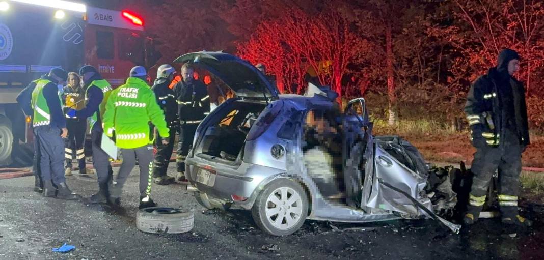 İş makinesine çarpan otomobil alev aldı: 5 ölü 8