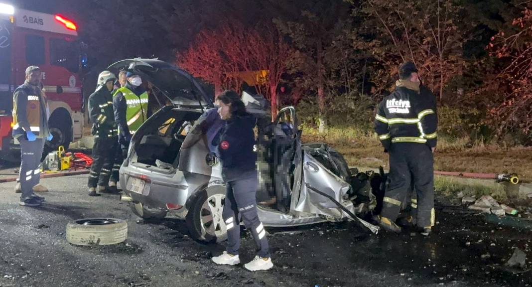 İş makinesine çarpan otomobil alev aldı: 5 ölü 5