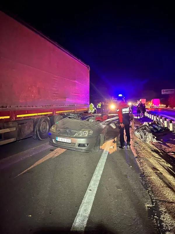 Feci kaza! Lastiği patlayan TIR’a otomobil çarptı, sürücü öldü 5