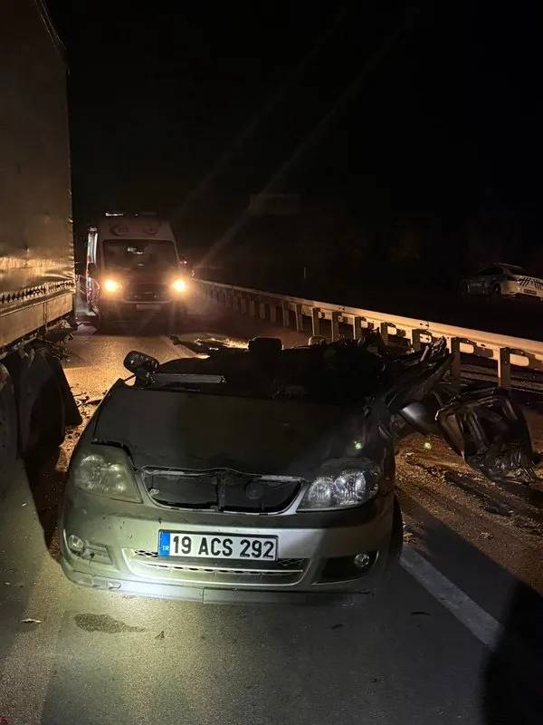 Feci kaza! Lastiği patlayan TIR’a otomobil çarptı, sürücü öldü 6