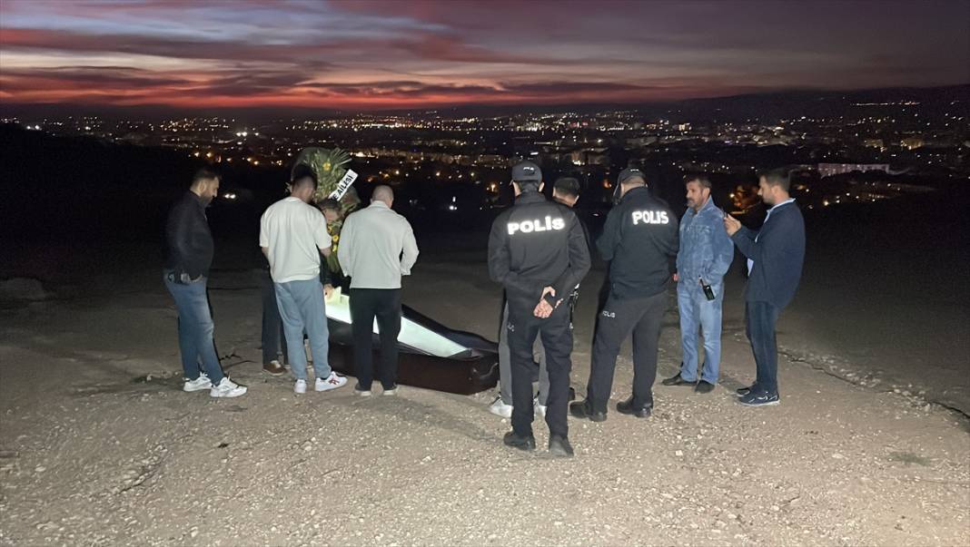 Şehrin hakim tepesindeki tabut ve çelengi gören telefona sarıldı 2