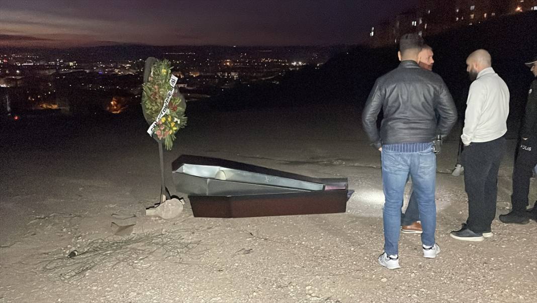 Şehrin hakim tepesindeki tabut ve çelengi gören telefona sarıldı 1