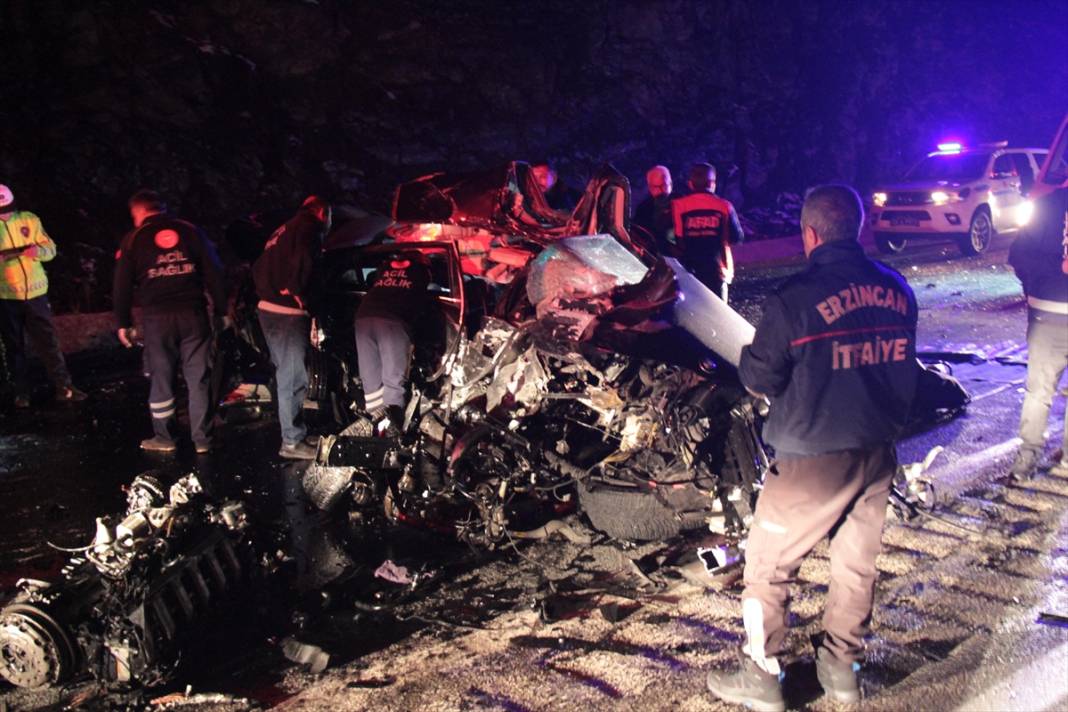 TIR ile çarpışan otomobil demir yığını haline geldi: 3 ölü 2