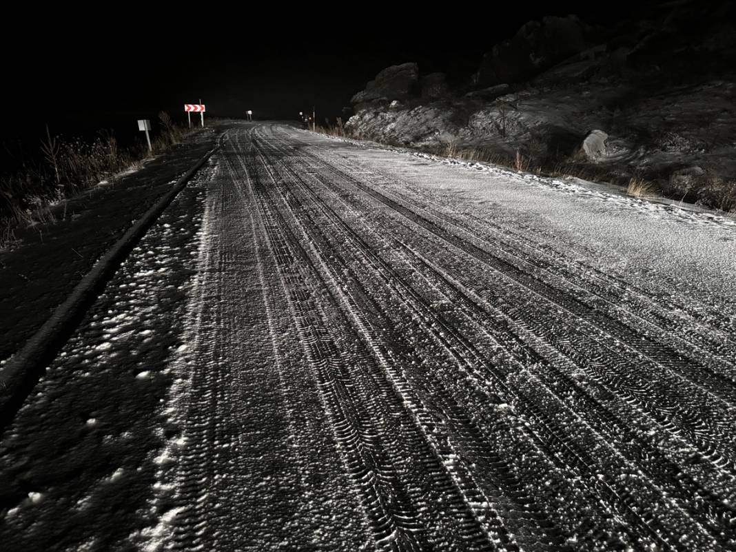 Kar ve buzlanmanın etkili olduğu yolda 9 TIR yolda kaldı 1