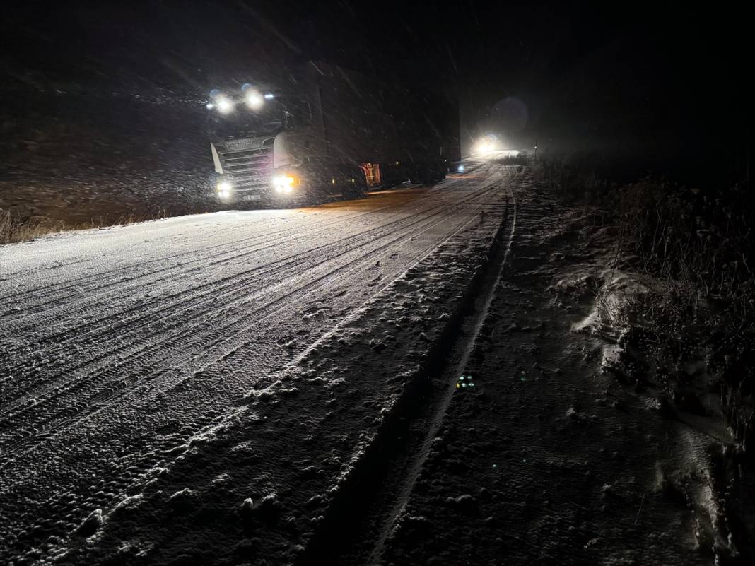 Kar ve buzlanmanın etkili olduğu yolda 9 TIR yolda kaldı 2