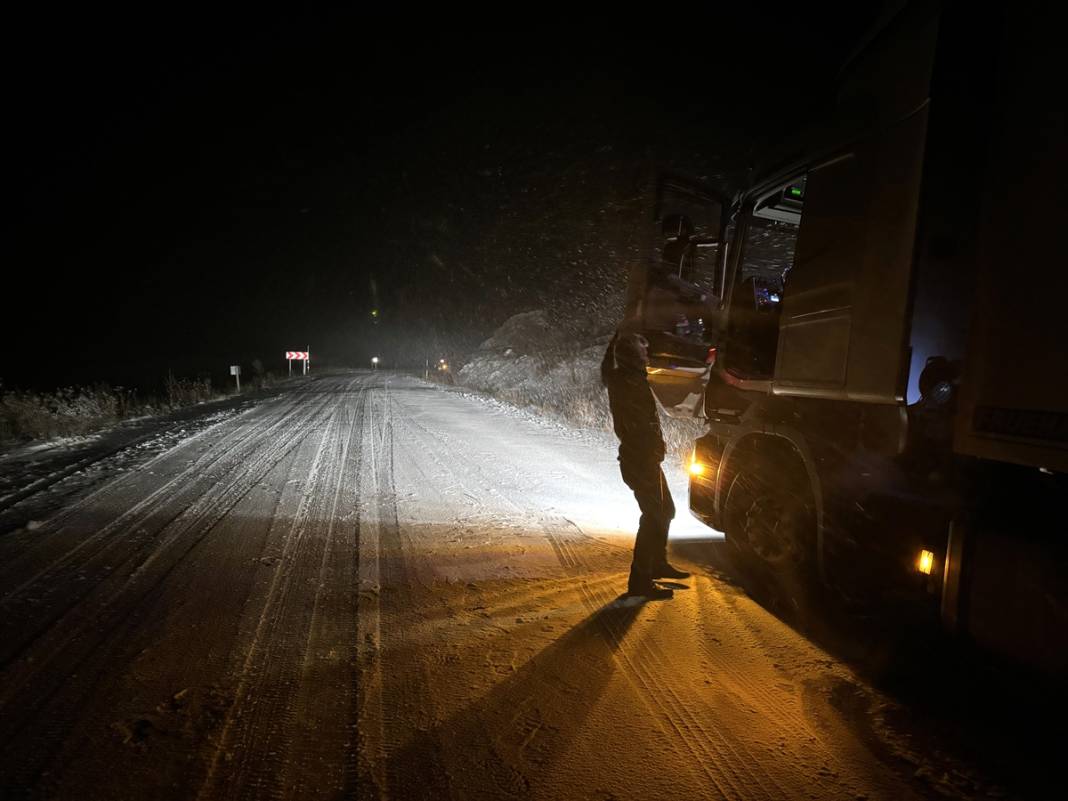 Kar ve buzlanmanın etkili olduğu yolda 9 TIR yolda kaldı 4