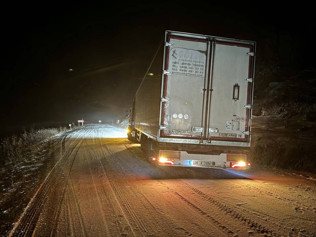 Kar ve buzlanmanın etkili olduğu yolda 9 TIR yolda kaldı 3