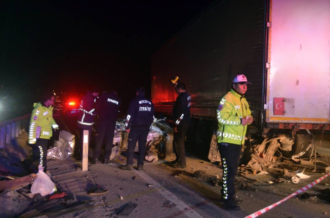 Feci kaza! Lastiği patlayan TIR’a otomobil çarptı, sürücü öldü 4