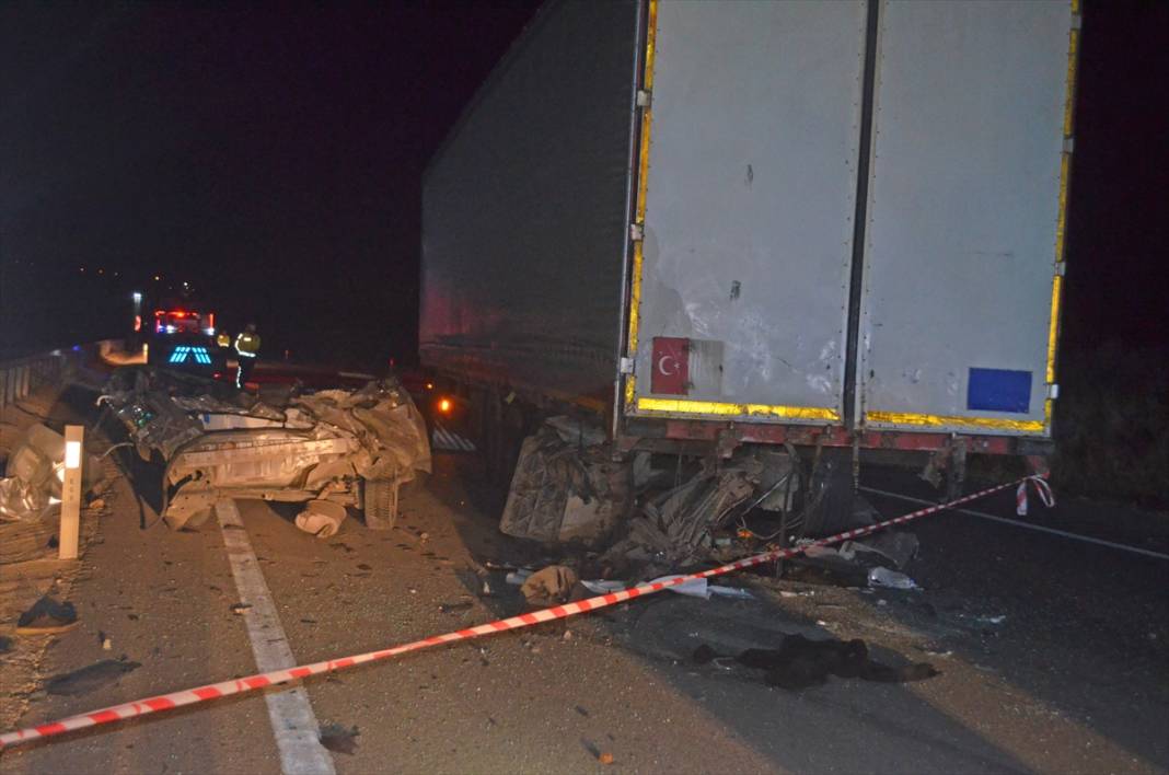 Feci kaza! Lastiği patlayan TIR’a otomobil çarptı, sürücü öldü 3