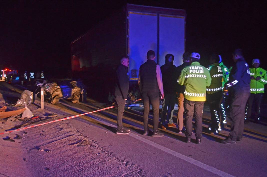 Feci kaza! Lastiği patlayan TIR’a otomobil çarptı, sürücü öldü 2