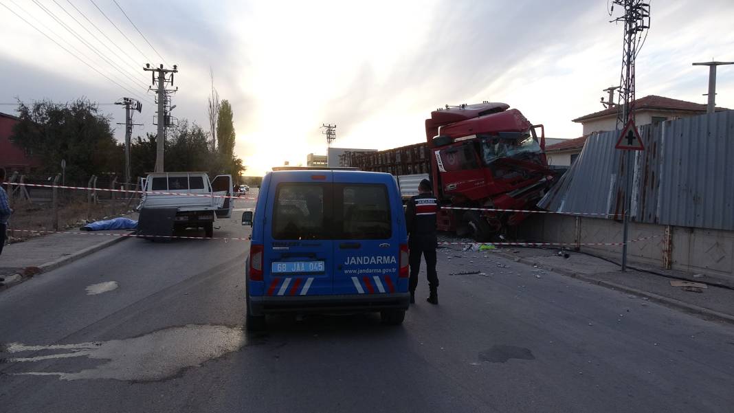 Konya plakalı TIR, kamyonetle çarpıştı: 1 ölü, 2 yaralı 6