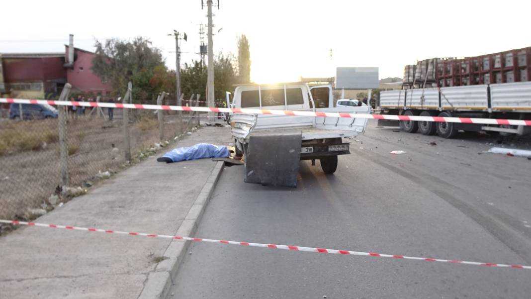 Konya plakalı TIR, kamyonetle çarpıştı: 1 ölü, 2 yaralı 8