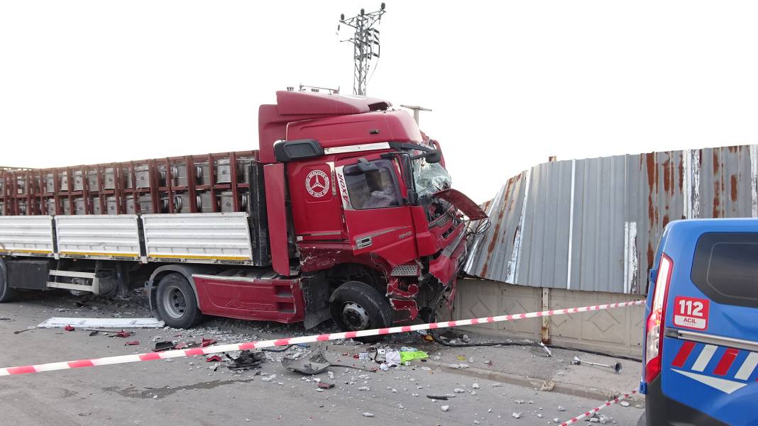 Konya plakalı TIR, kamyonetle çarpıştı: 1 ölü, 2 yaralı 4