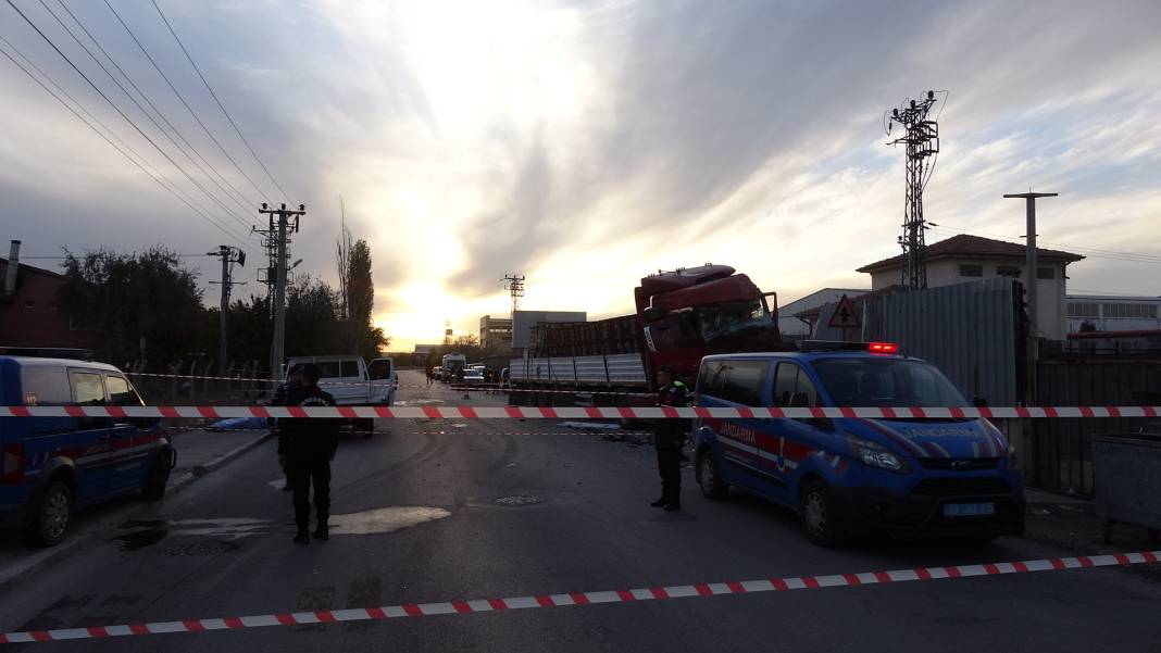 Konya plakalı TIR, kamyonetle çarpıştı: 1 ölü, 2 yaralı 7