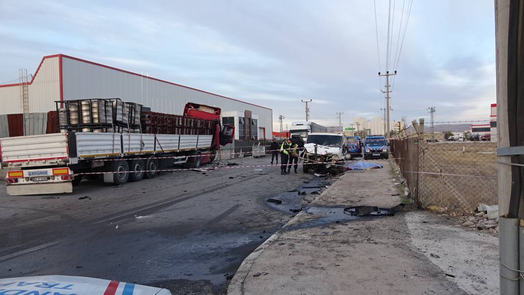 Konya plakalı TIR, kamyonetle çarpıştı: 1 ölü, 2 yaralı 3