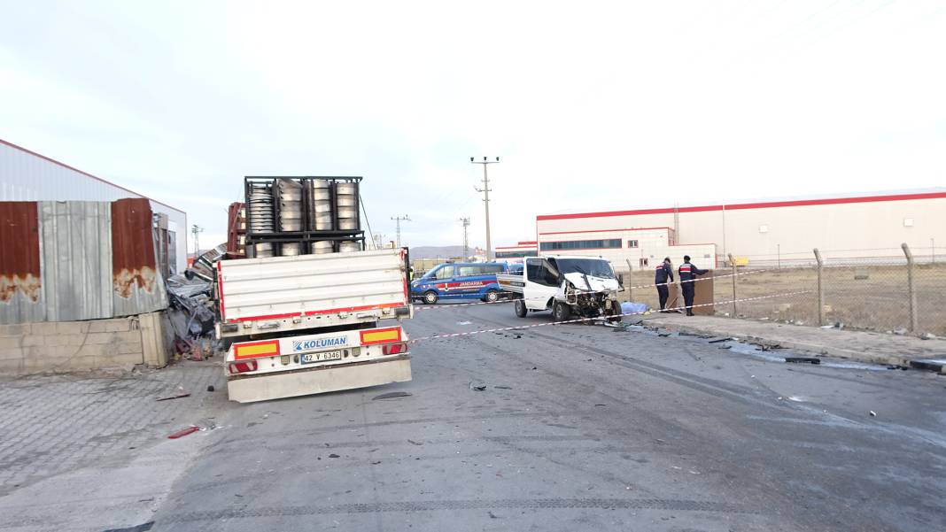 Konya plakalı TIR, kamyonetle çarpıştı: 1 ölü, 2 yaralı 2