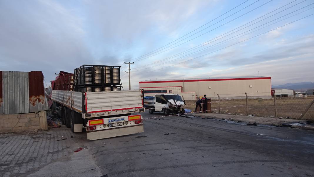 Konya plakalı TIR, kamyonetle çarpıştı: 1 ölü, 2 yaralı 1