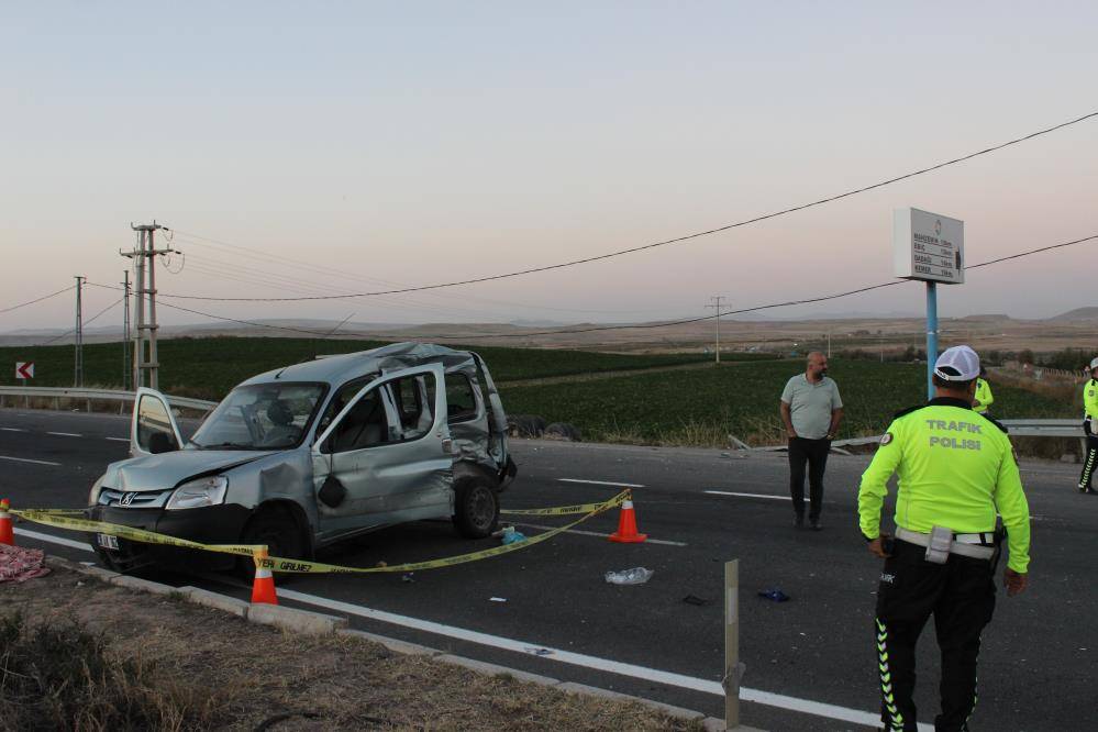 Feci kaza! Öğretmenleri duraktan alan araca kamyon çarptı: 1 ölü, 5 yaralı 3