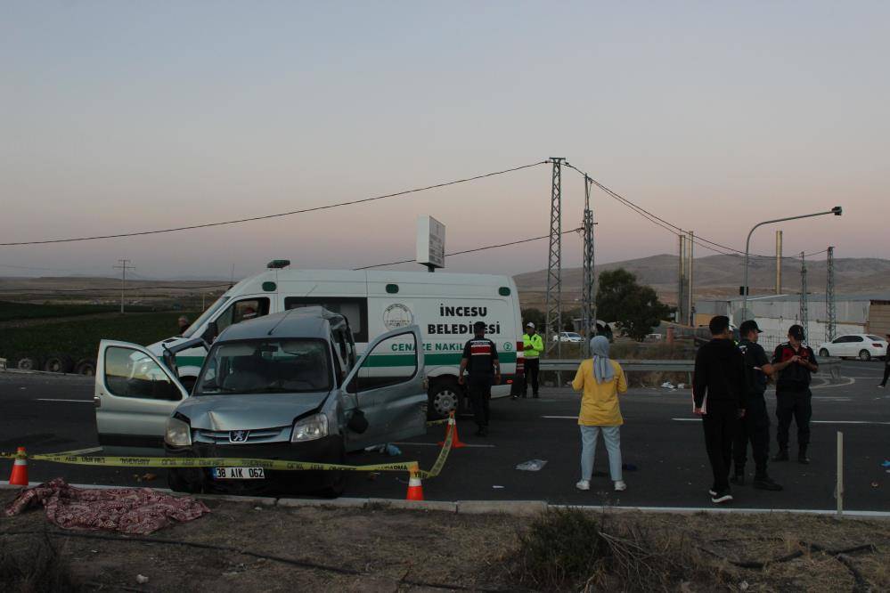 Feci kaza! Öğretmenleri duraktan alan araca kamyon çarptı: 1 ölü, 5 yaralı 5