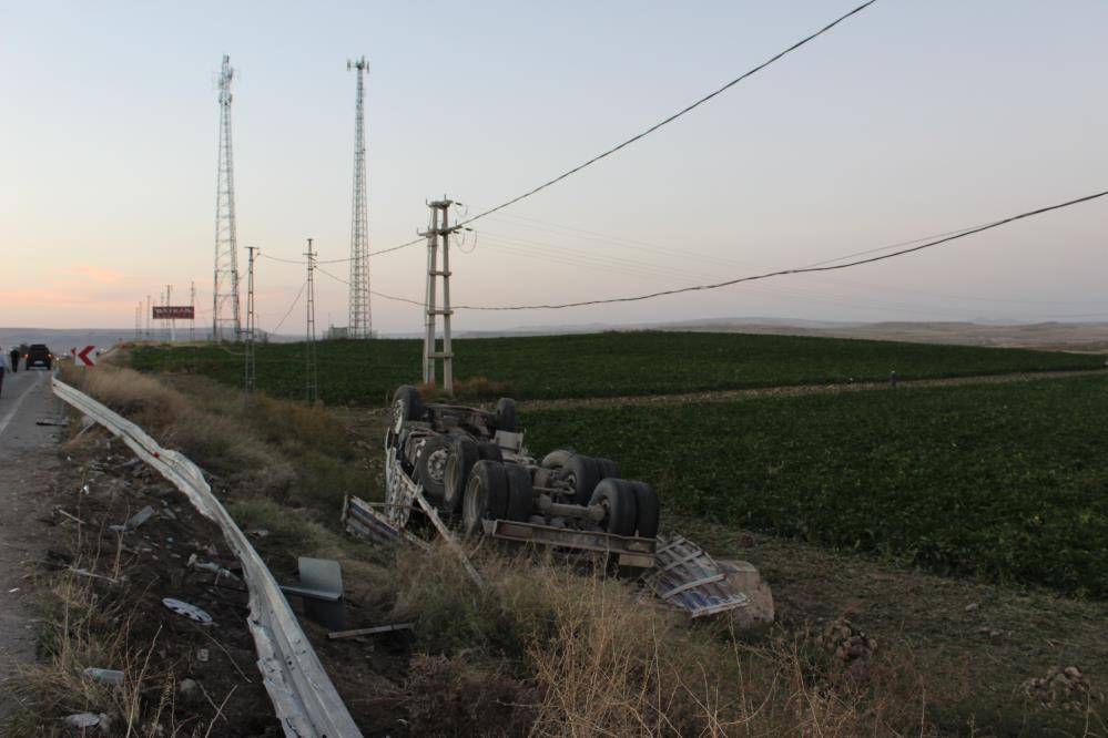 Feci kaza! Öğretmenleri duraktan alan araca kamyon çarptı: 1 ölü, 5 yaralı 4