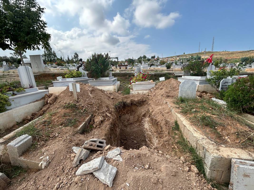 Merve'nin cenazesi depremden 20 ay sonra bulundu, anne ve babasının yanına gömüldü 8