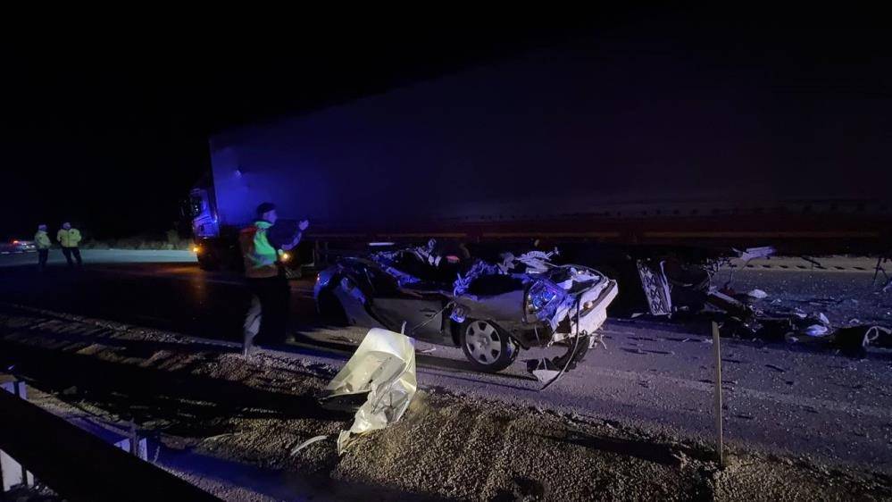 Feci kaza! Lastiği patlayan TIR’a otomobil çarptı, sürücü öldü 10