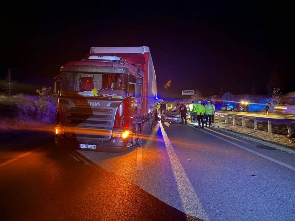 Feci kaza! Lastiği patlayan TIR’a otomobil çarptı, sürücü öldü 7