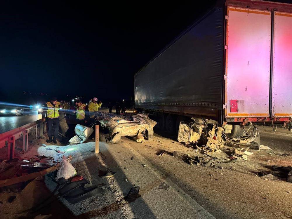 Feci kaza! Lastiği patlayan TIR’a otomobil çarptı, sürücü öldü 8