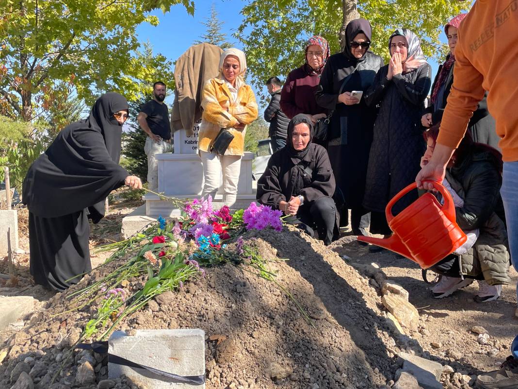 Eşinin öldürdüğü öğretmen Ebru Küçüktaşdemir’e Konya’da acı veda 7