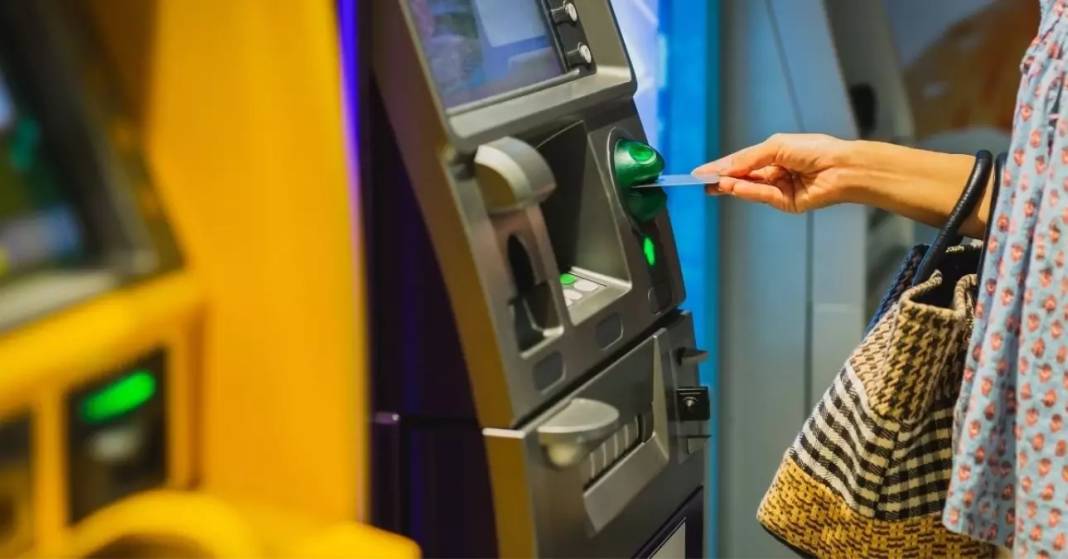 ATM'lerdeki açığı bulup yüklü miktarda para çektiler 7