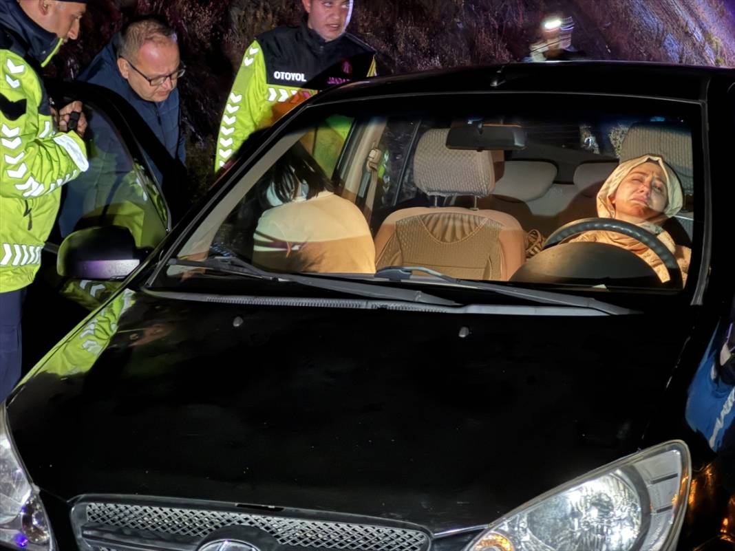 5 araç TIR’dan düşen tomruklara çarptı! Ölü ve yaralılar var 5