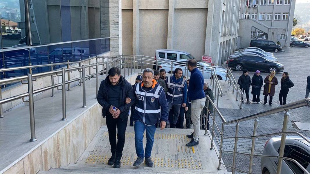 Trafikte kavga etti, bıçakladı, serbest kaldı! Mahalleden 6 tutuklu 11