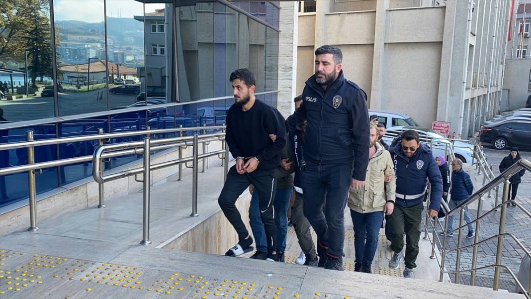 Trafikte kavga etti, bıçakladı, serbest kaldı! Mahalleden 6 tutuklu 9