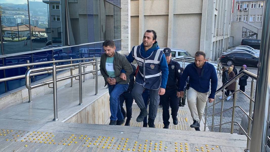 Trafikte kavga etti, bıçakladı, serbest kaldı! Mahalleden 6 tutuklu 8