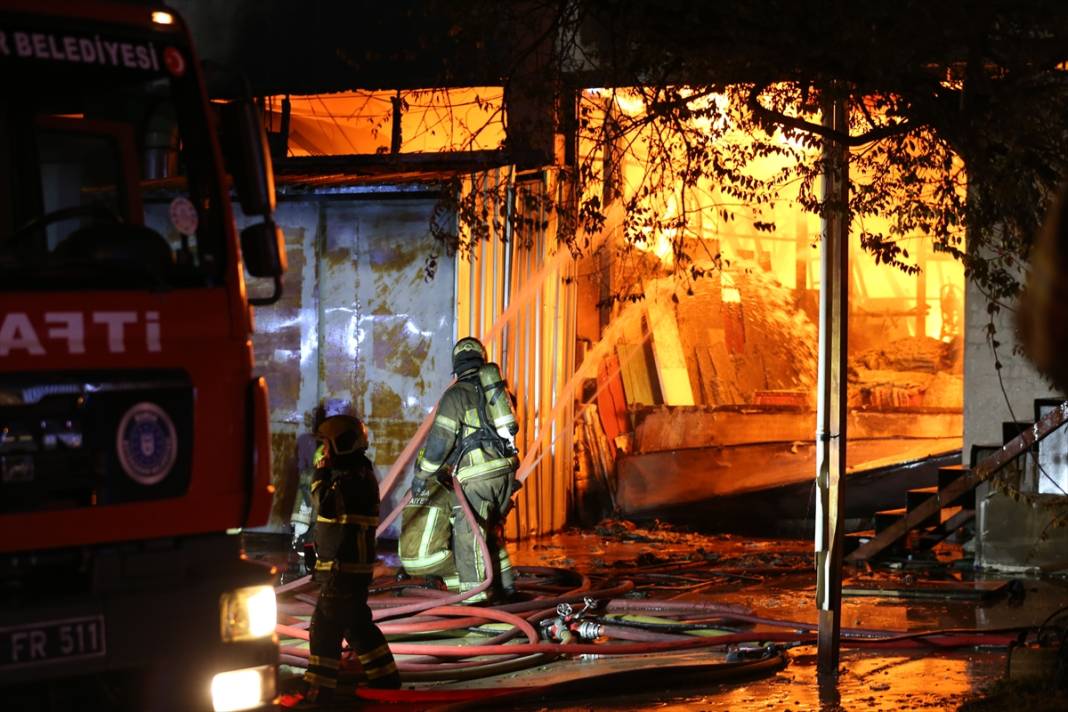 Mobilya fabrikasında yangın! 90 personel, 25 araçla müdahale ediyor 15