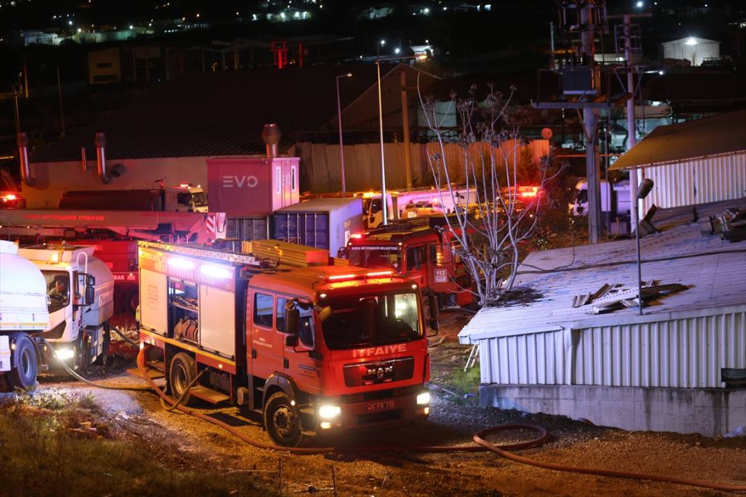 Mobilya fabrikasında yangın! 90 personel, 25 araçla müdahale ediyor 14