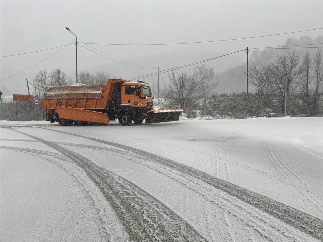 Beklenen kar yağışı başladı, trafik aksıyor 17