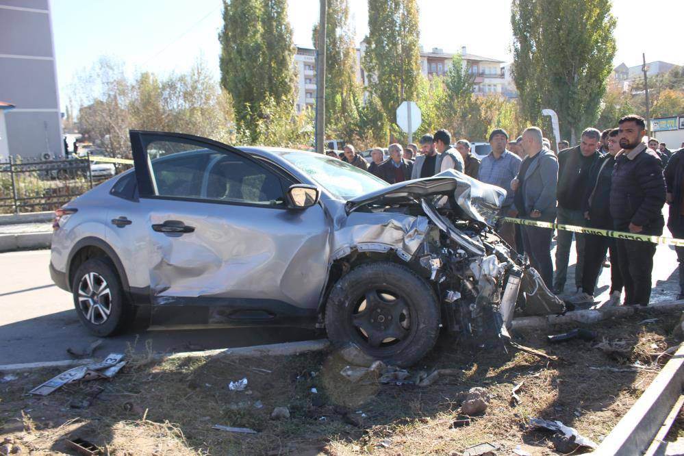 Biri Konya plakalı iki otomobil çarpıştı: 1 ölü, 1 yaralı 5