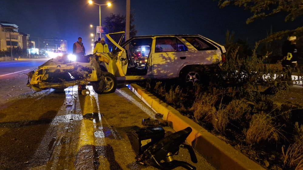 Karaman’da otobüsü sollayan araç refüjdeki ağaçlara çarptı: 4 yaralı 2