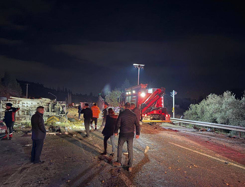 Biri servis 6 araç kazaya karıştı! 2 ölü, 7 yaralı var 1