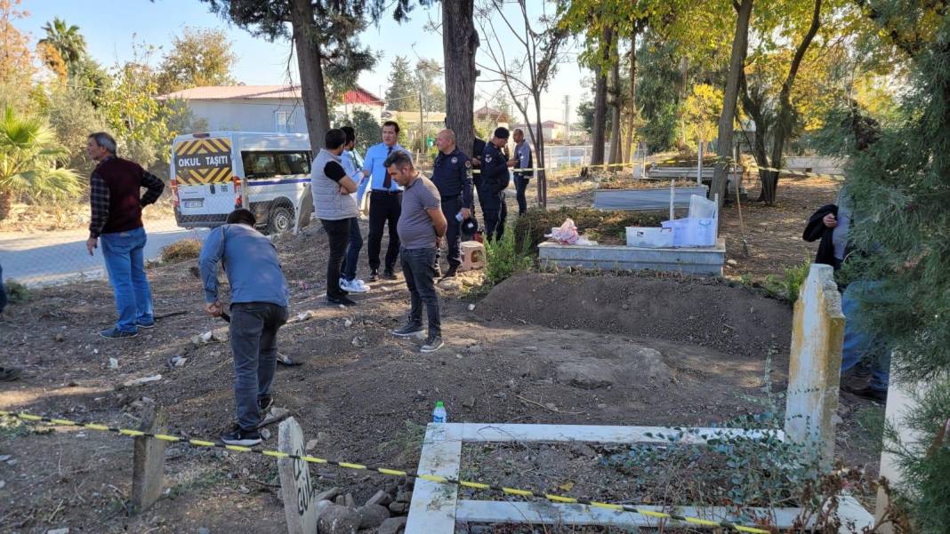 Kazada ölen genç için kazılan mezardan içi dolu küp çıktı 3