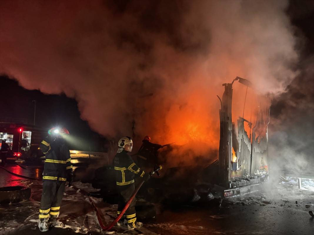 Otoyolda lastik yüklü kamyon alevler içinde kaldı 8