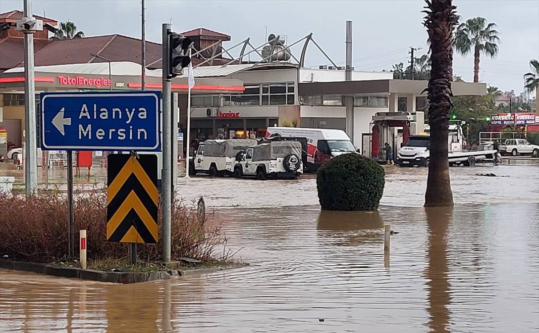 Manavgat'ı sel aldı! 236 kişi mahsur kaldı 15