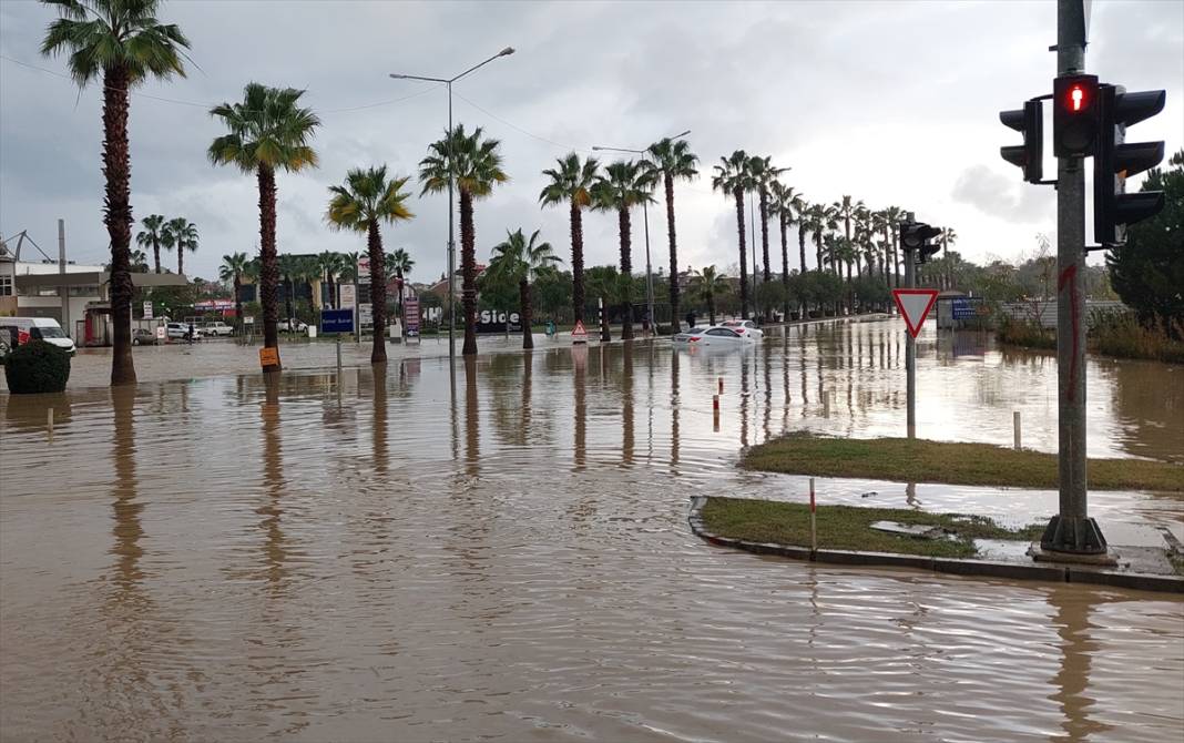 Manavgat'ı sel aldı! 236 kişi mahsur kaldı 16