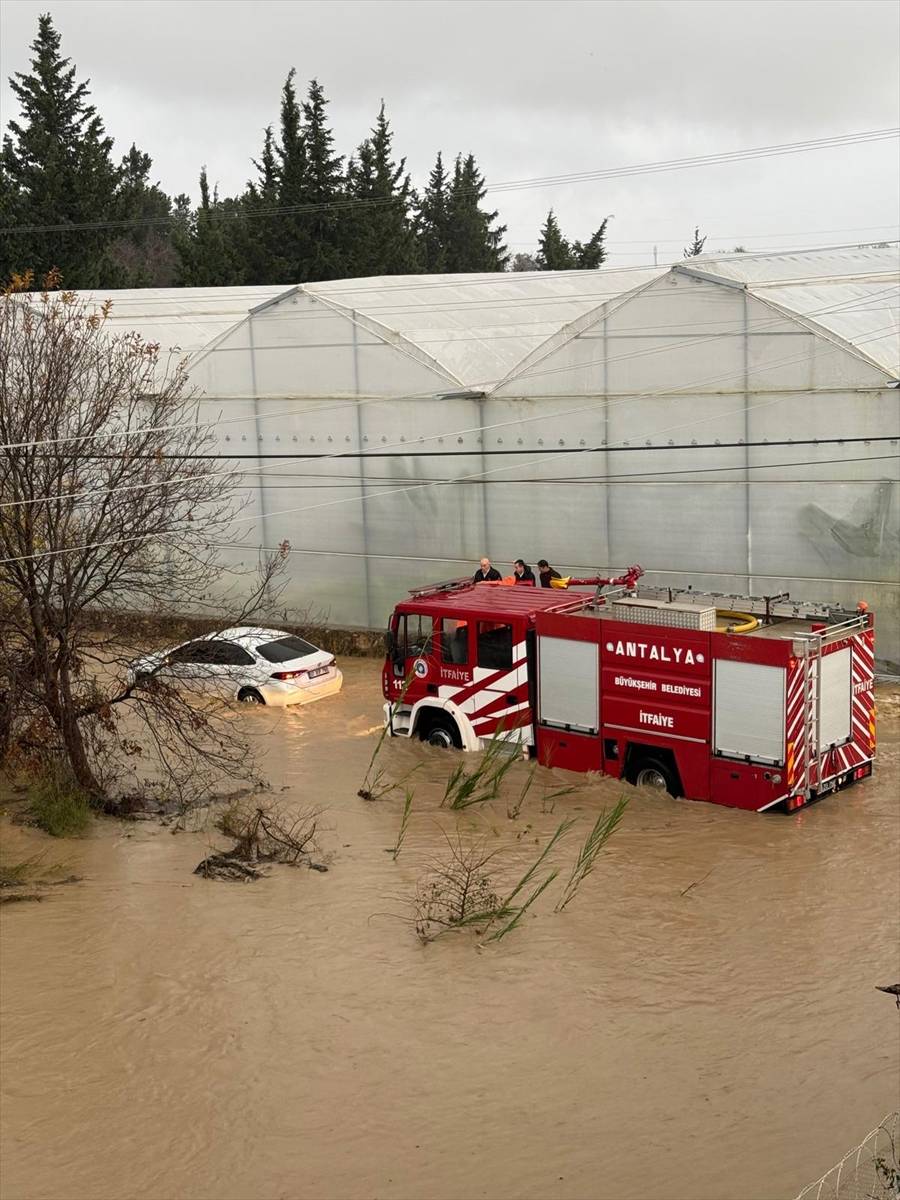 Manavgat'ı sel aldı! 236 kişi mahsur kaldı 17