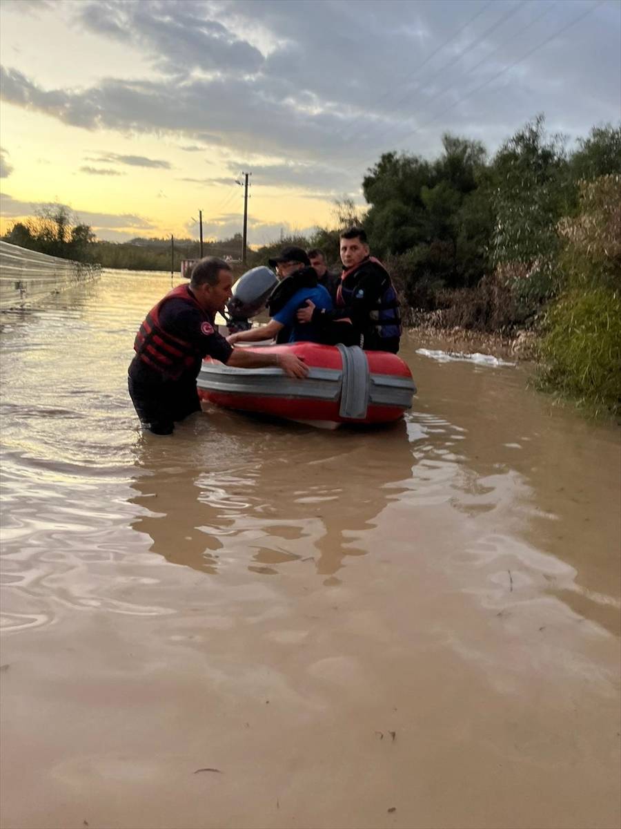 Manavgat'ı sel aldı! 236 kişi mahsur kaldı 2