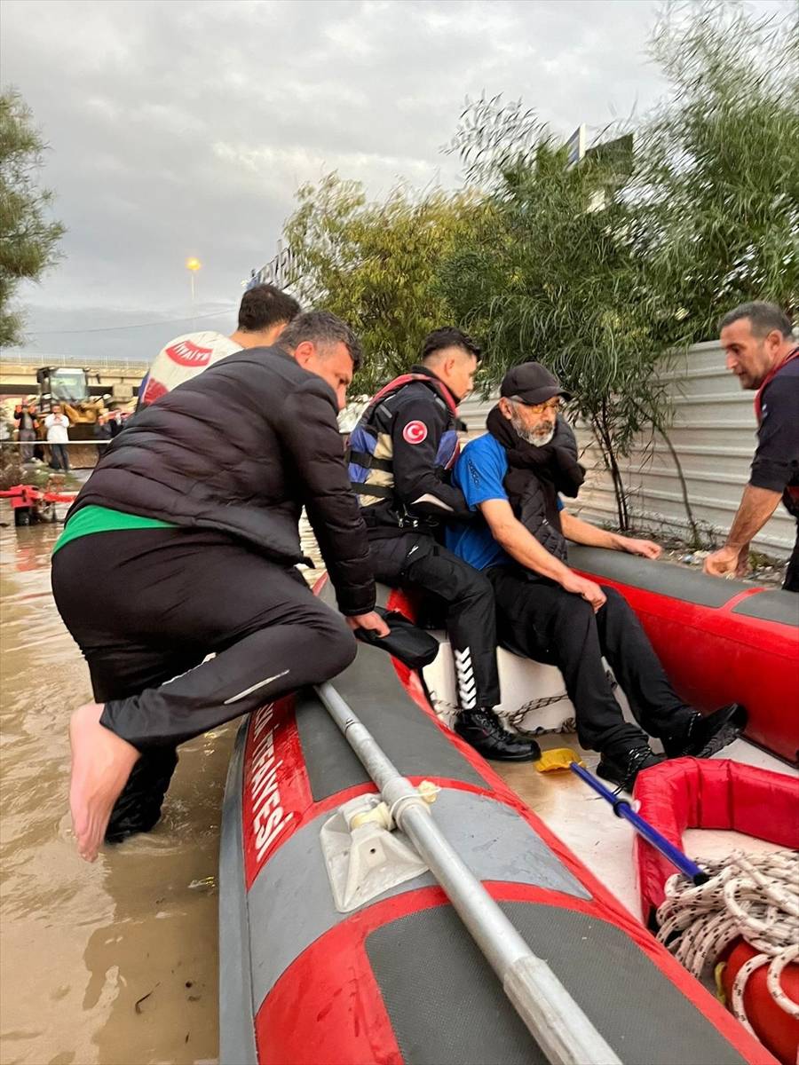 Manavgat'ı sel aldı! 236 kişi mahsur kaldı 4